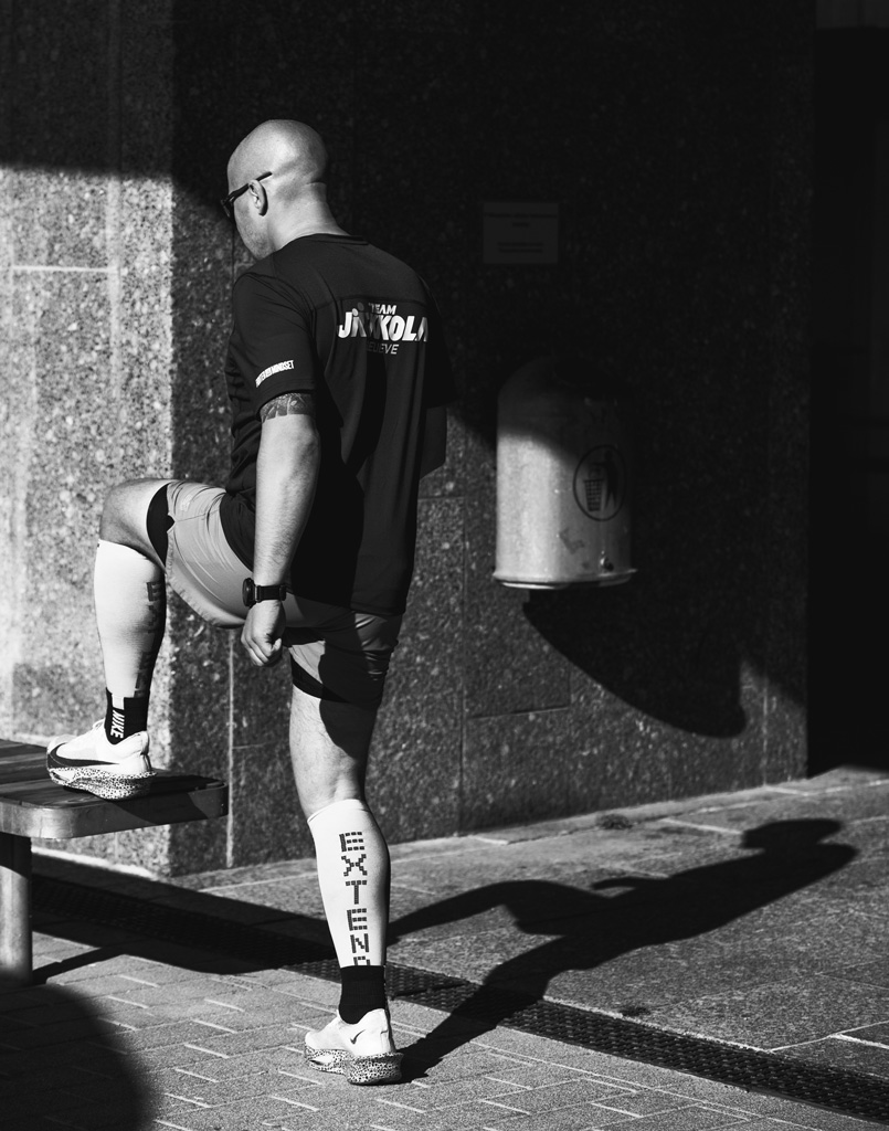 Valmentaja treenaa ulkona keskittyneesti.